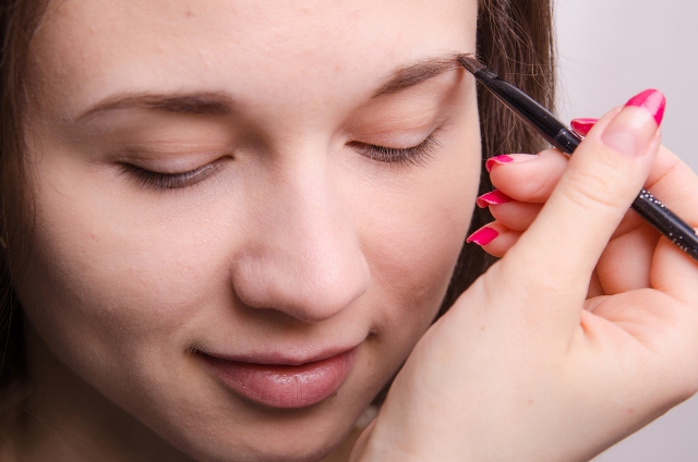 Makeup artist brings eyebrow brush model