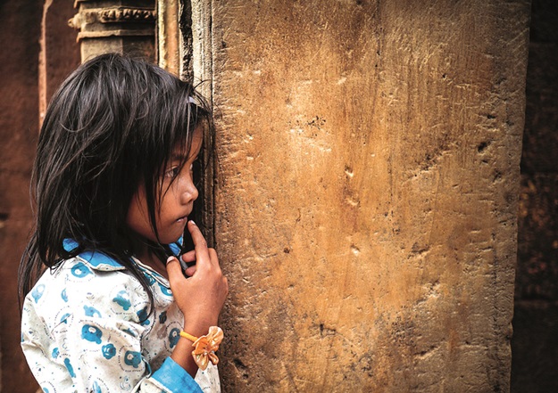 Little-beggar-at-Ankor-Wat-Cambodia