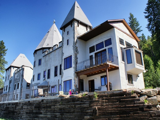 Backyard-view-of-the-Castle