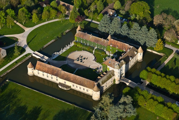 France, Île-de-France, Yvelines (78), château de Villiers le Mahieu, bâtiment du XIIIe siècle aujourd'hui hotel 4 étoiles (vue aérienne) // France, Ile-de-France, Yvelines (78), Villiers le Mahieu castle, building of the thirteenth century, 4 star hotel (aerial view)