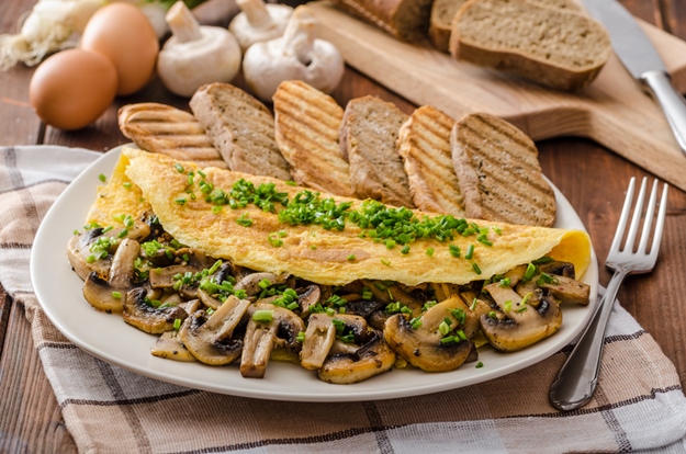 scrambled eggs with spinach and mushroom