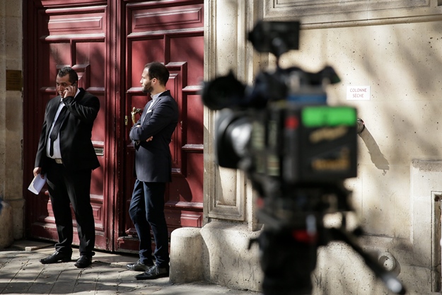 ©Thomas Padilla/MAXPPP - 03/10/2016 ; Paris, FRANCE ; JOURNALISTES DEVANT L' HOTEL PARTICULIER OU LA STARLETTE DE TELE REALITE, KIM KARDASHIAN A ETE VICTIME D' UN VOL. Kim Kardashian West Held Up at Gunpoint in Paris Mansion, Millions in Jewelry Stolen Photo via Newscom