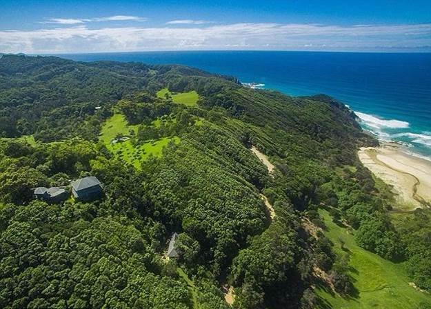 3b31d6dd00000578-4034498-hidden_this_aerial_shot_shows_the_secluded_beach_mansion_is_well-a-5_1481754672775