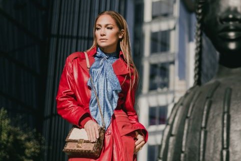 Jennifer Lopez menggayakan Coach Hutton Bag