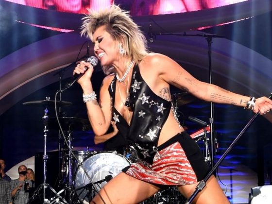 Miley Cyrus Selit Mesej #FreeBritney Di Konsert Las Vegas