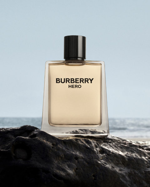 10 Foto Seksi Adam Driver Untuk Burberry Hero