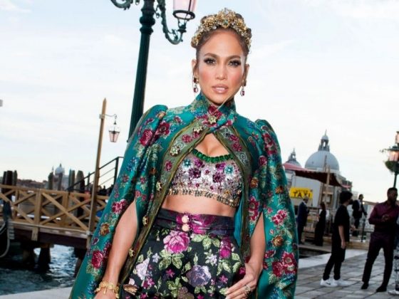 Jennifer Lopez Alami Momen Fesyen Memalukan Di Acara Dolce & Gabbana