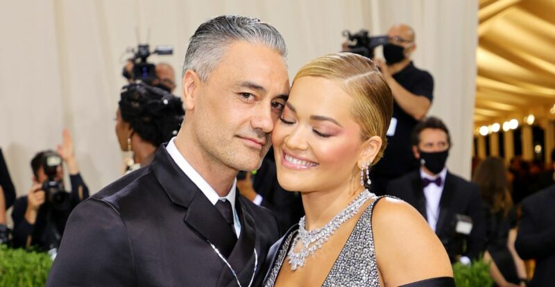 Rita Ora Kini Bergelar Tunangan Taika Waititi