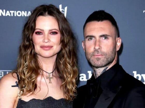 Behati Prinsloo Tampil Beri Sokongan Terhadap Adam Levine