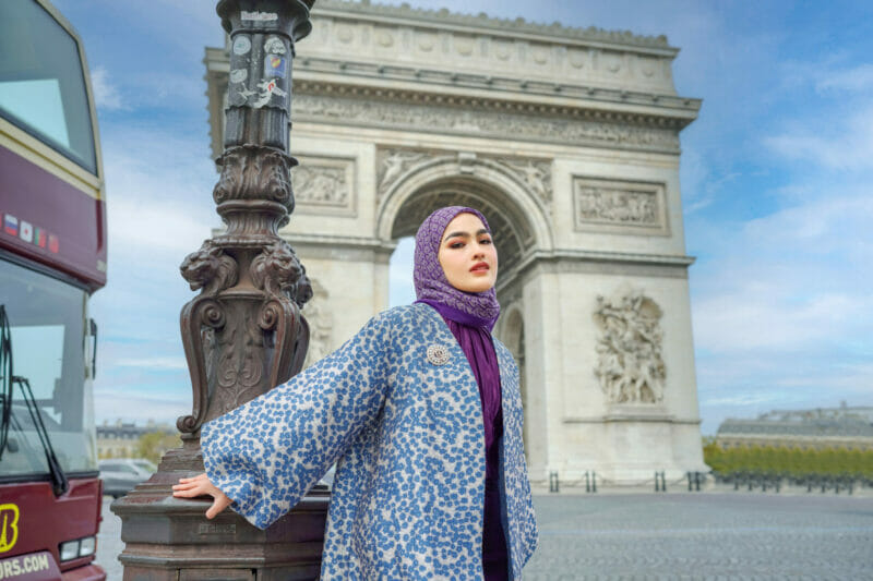 Elfira Loy Jalani Kehidupan Emily In Paris Dengan Koleksi Baharu Buttonscarves