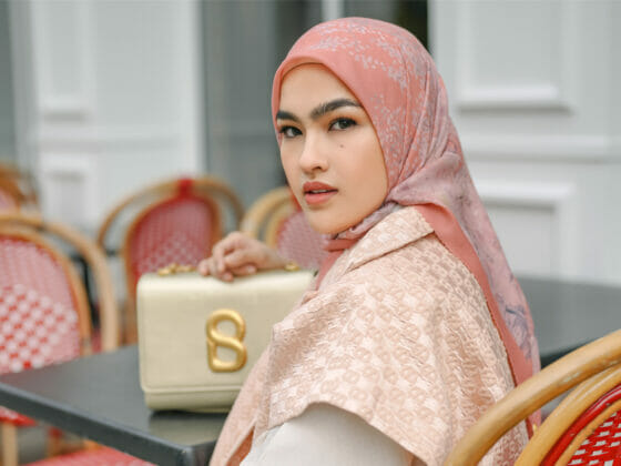 Elfira Loy Jalani Kehidupan Emily In Paris Dengan Koleksi Baharu Buttonscarves