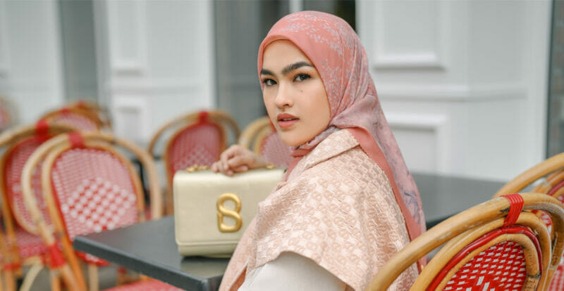 Elfira Loy Jalani Kehidupan Emily In Paris Dengan Koleksi Baharu Buttonscarves
