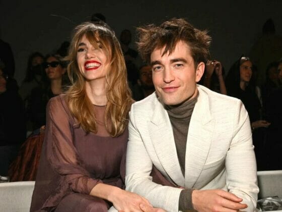 Penampilan Pertama Robert Pattinson & Suki Waterhouse Sebagai Pasangan Kekasih