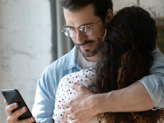 6 Petanda Pasangan Curang Di Belakang Anda