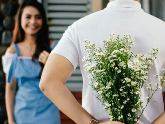 5 Tanda Lelaki Suka Anda Dalam Diam