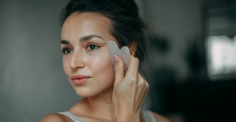 5 Manfaat Gua Sha, Rahsia Wajah Awet Muda