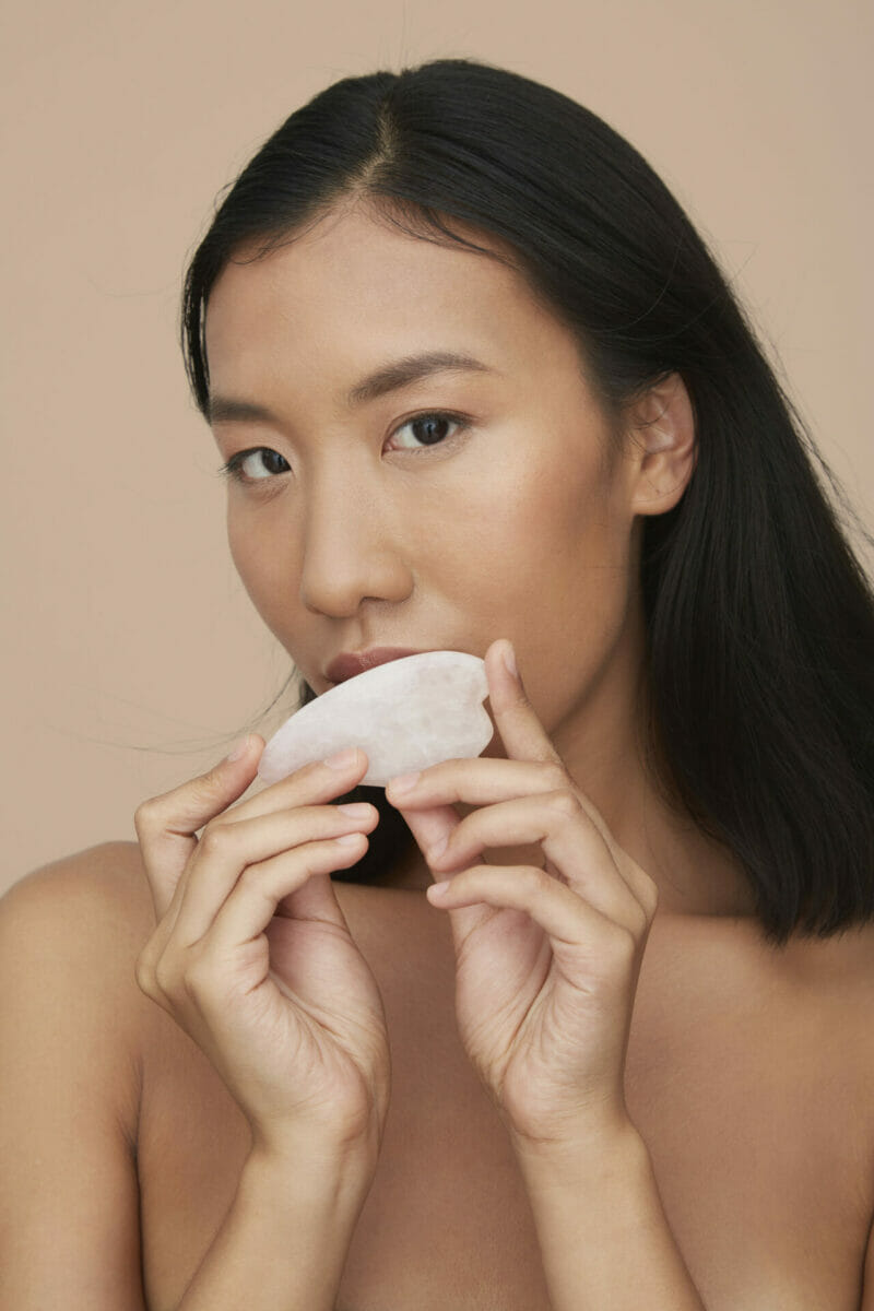 5 Manfaat Gua Sha, Rahsia Wajah Awet Muda