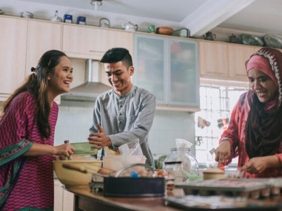 Nak Ambil Hati Bakal Mertua Ketika Raya? Ini 7 Tip Mudah