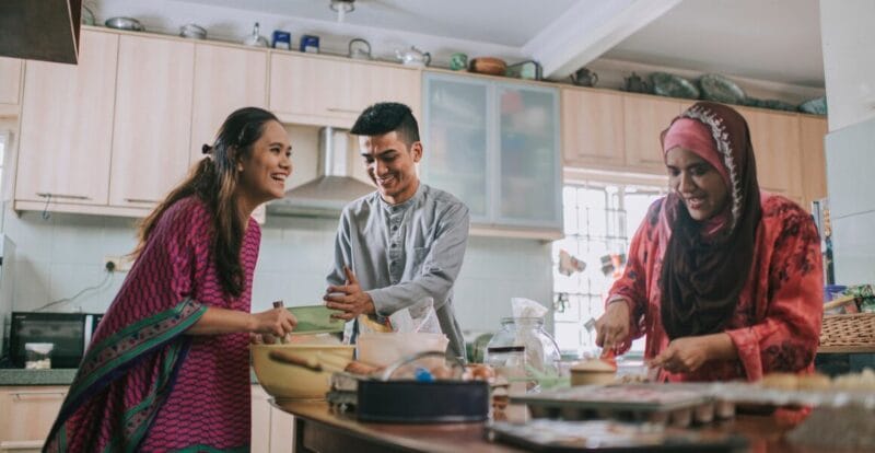 Nak Ambil Hati Bakal Mertua Ketika Raya? Ini 7 Tip Mudah